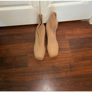 Women's Unbranded Beige Knit Heeled Boots Size. 8.5